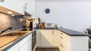 Køleskab, mikrobølgeovn, ovn, kogeplade
