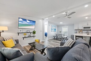 Smart TV, books - Completely remodeled 3BR/2BA,PET friendly,5min from Hurlburt Field,fully fenced  (Mary Esther)