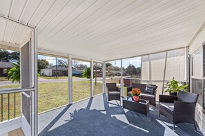 Interior - Completely remodeled 3BR/2BA,PET friendly,5min from Hurlburt Field,fully fenced  (Mary Esther)