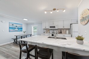 Fridge, microwave, oven, stovetop - Completely remodeled 3BR/2BA,PET friendly,5min from Hurlburt Field,fully fenced  (Mary Esther)