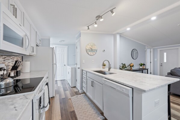 Kühlschrank, Mikrowelle, Ofen, Herdplatte