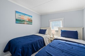 3 bedrooms, iron/ironing board, travel crib, free WiFi - Completely remodeled 3BR/2BA,PET friendly,5min from Hurlburt Field,fully fenced  (Mary Esther)