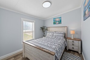 3 bedrooms, iron/ironing board, travel crib, free WiFi - Completely remodeled 3BR/2BA,PET friendly,5min from Hurlburt Field,fully fenced  (Mary Esther)