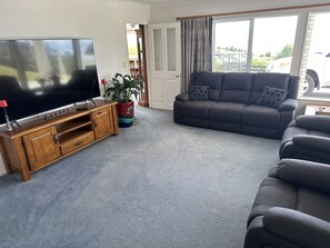 Smart TV - SLICE OF HEAVEN IN KAIAUA WITH SEA VIEWS - BEACH & PARK WITHIN WALKING DISTANCE (Whakatīwai)