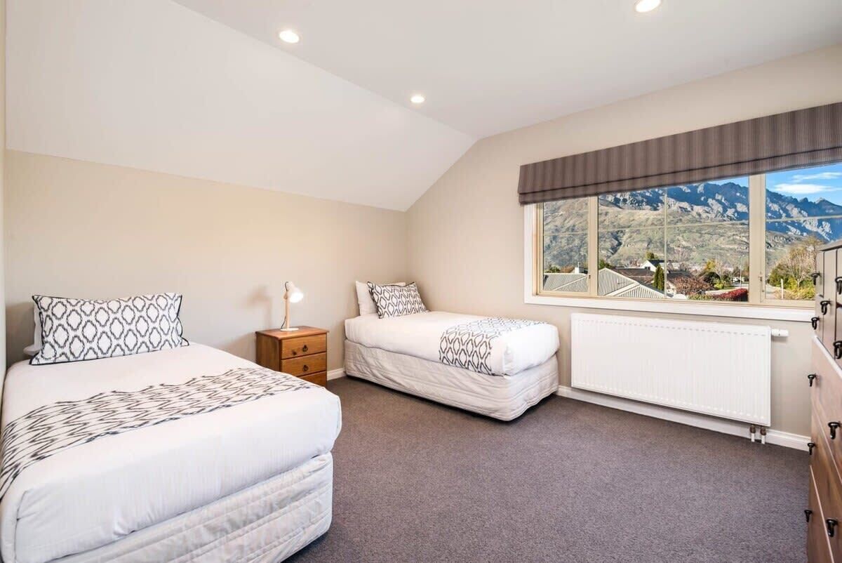 4 bedrooms, desk, iron/ironing board, WiFi