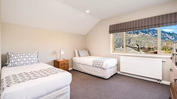 4 bedrooms, desk, iron/ironing board, WiFi