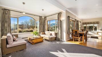 Een televisie en een kantoor