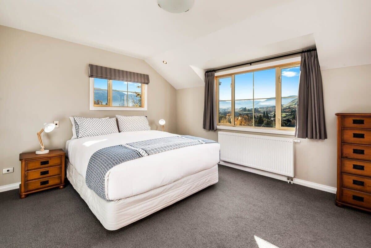 4 bedrooms, desk, iron/ironing board, WiFi