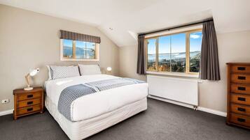 4 bedrooms, desk, iron/ironing board, WiFi