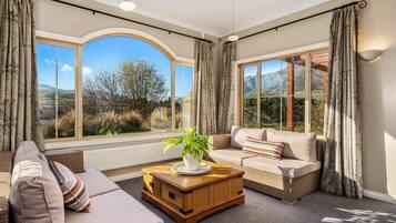 Een televisie en een kantoor