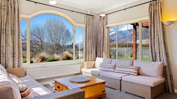 Een televisie en een kantoor