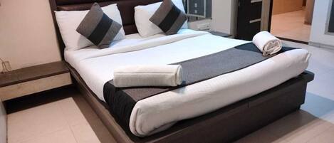 Executive Room | Blackout drapes, soundproofing