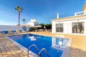 Pool - Casa Anton - Heated pool, sea views and only 1.5km from town and beach (Carvoeiro)