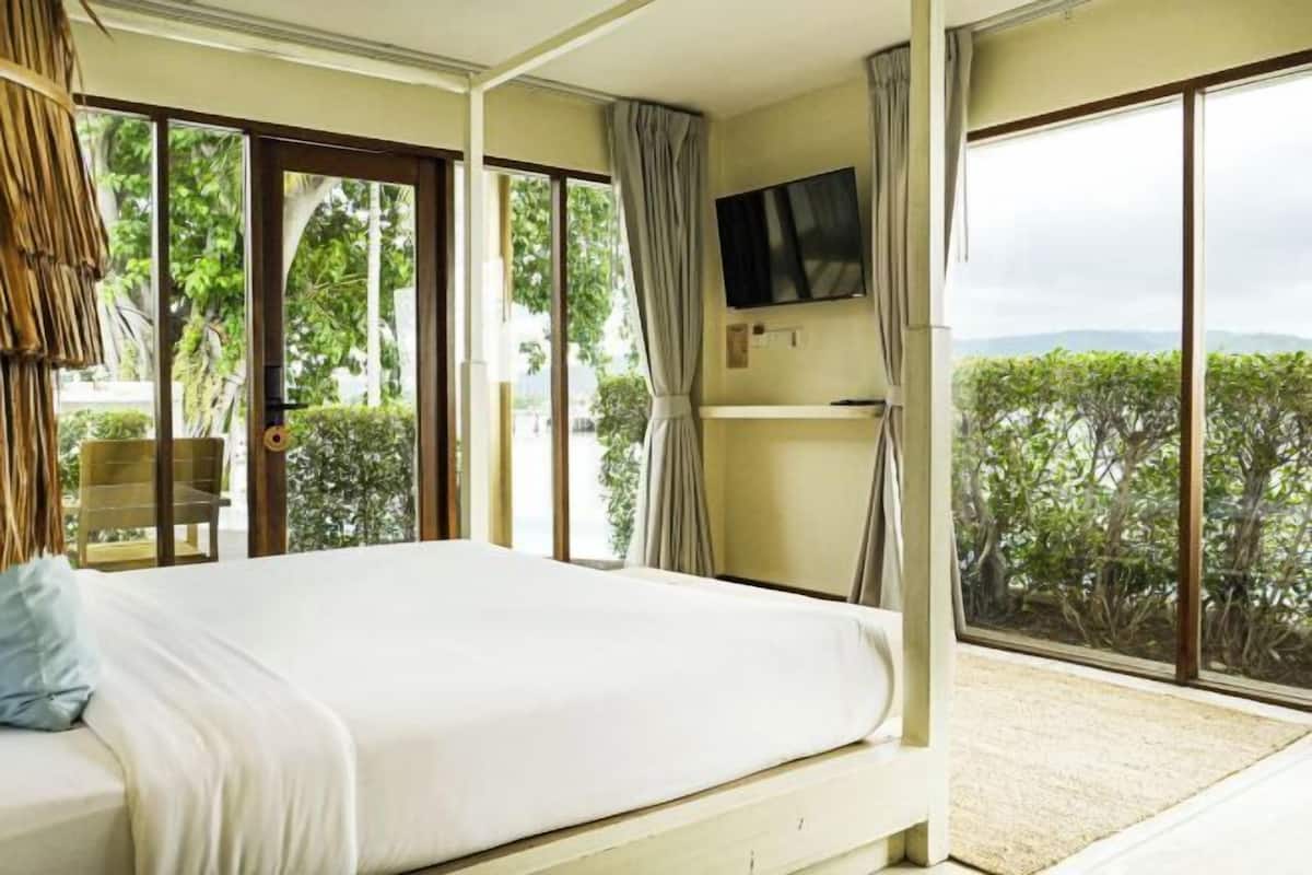 In-room safe, WiFi (free), bed sheets