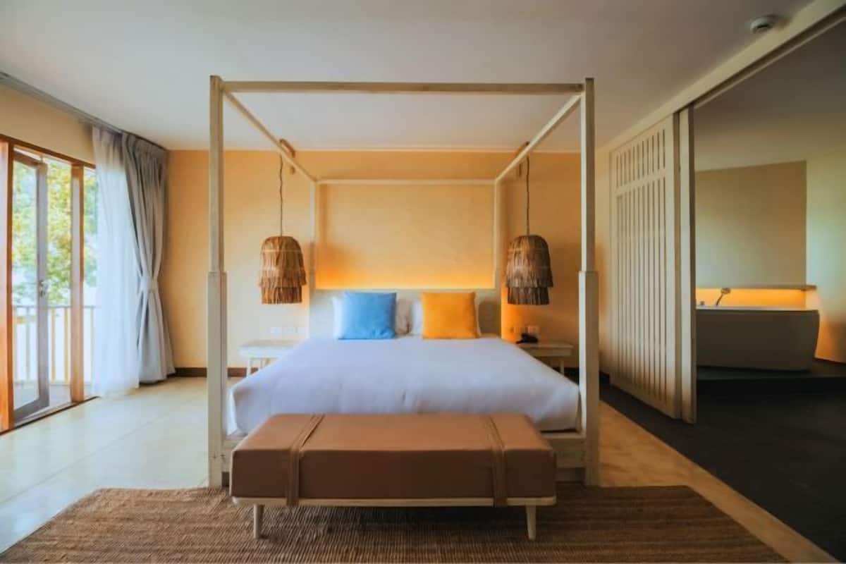 In-room safe, WiFi (free), bed sheets