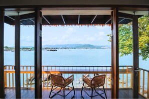 Grand Deluxe Sea View with Bathtub | Beach/ocean view