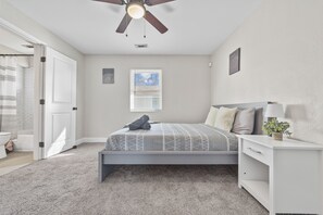 2 bedrooms, iron/ironing board, WiFi, bed sheets - Grant Park Gem Near Zoo & Downtown ATL (Atlanta)