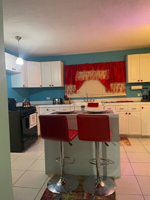 Fridge, microwave, oven, stovetop - Wally's Haven (Nassau)