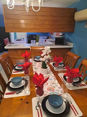 Dining - Wally's Haven (Nassau)