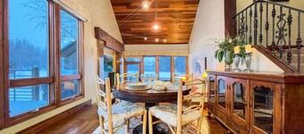 Lakeside Retreat on Golf Course•Views•Hot Tub•BBQ•2 Decks•Walk to Free Transit