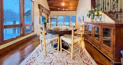 Lakeside Retreat on Golf Course•Views•Hot Tub•BBQ•2 Decks•Walk to Free Transit