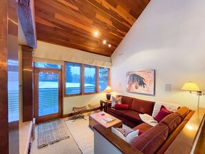 TV, peis og kontorer