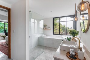 Deluxe Room | Bathroom | Hair dryer - VILLA BADOUM GUESTHOUSE  (Canggu)