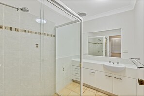 Shower, towels - Unwind by the River - Your Waterfront Holiday Oasis (Maroochydore)