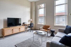 TV, stereo - Deluxe Walnut Creek 2BR w/ Gym & On-Site Dining, nr BART, by Blueground (Contra Costa Centre)