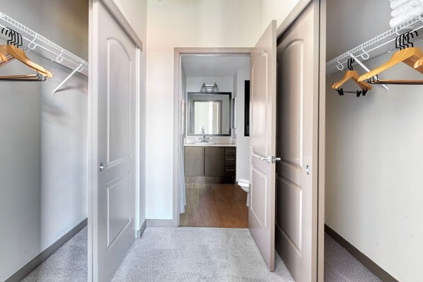 Interior - Deluxe Walnut Creek 2BR w/ Gym & On-Site Dining, nr BART, by Blueground (Contra Costa Centre)