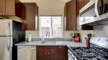 Frigorifero, microonde, forno, piano cottura