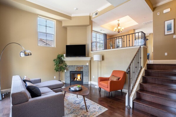 TV - Trendy Fremont 3BR w/ Garage & Balcony, nr Park + Trail, by Blueground (South Bay)