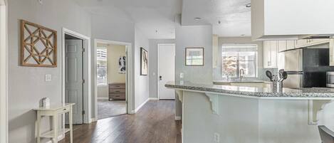 Een koelkast, een microgolfoven, een oven, een kookplaat