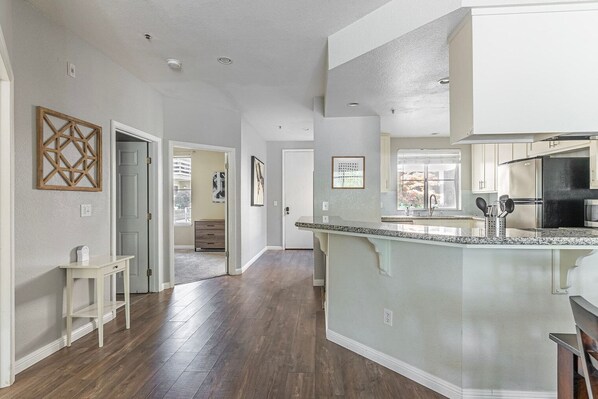 Fridge, microwave, oven, stovetop - Outstanding Sunnyvale 2BR w/ Pool, nr Eclectic Dining, by Blueground (South Bay)