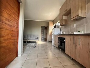 Private kitchen - Qiloane Court Apartment (Maseru)