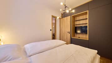1 bedroom, desk, Internet