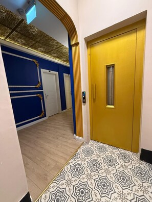 Elevator - Boss To Taksim (Istanbul)