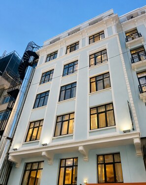 Exterior - Boss To Taksim (Istanbul)
