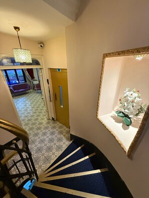 Reception - Boss To Taksim (Istanbul)