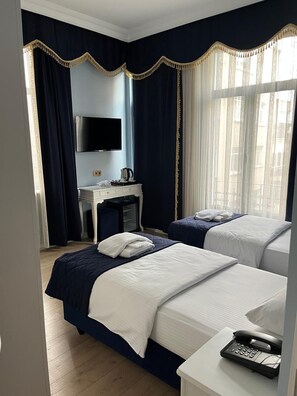 Premium bedding, Select Comfort beds, desk, soundproofing - Boss To Taksim (Istanbul)