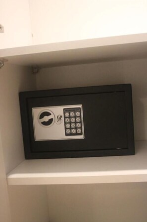 أغطية فراش متميزة وأسرّة سليكت كومفورت ومكتب وتجهيزات عازلة للصوت