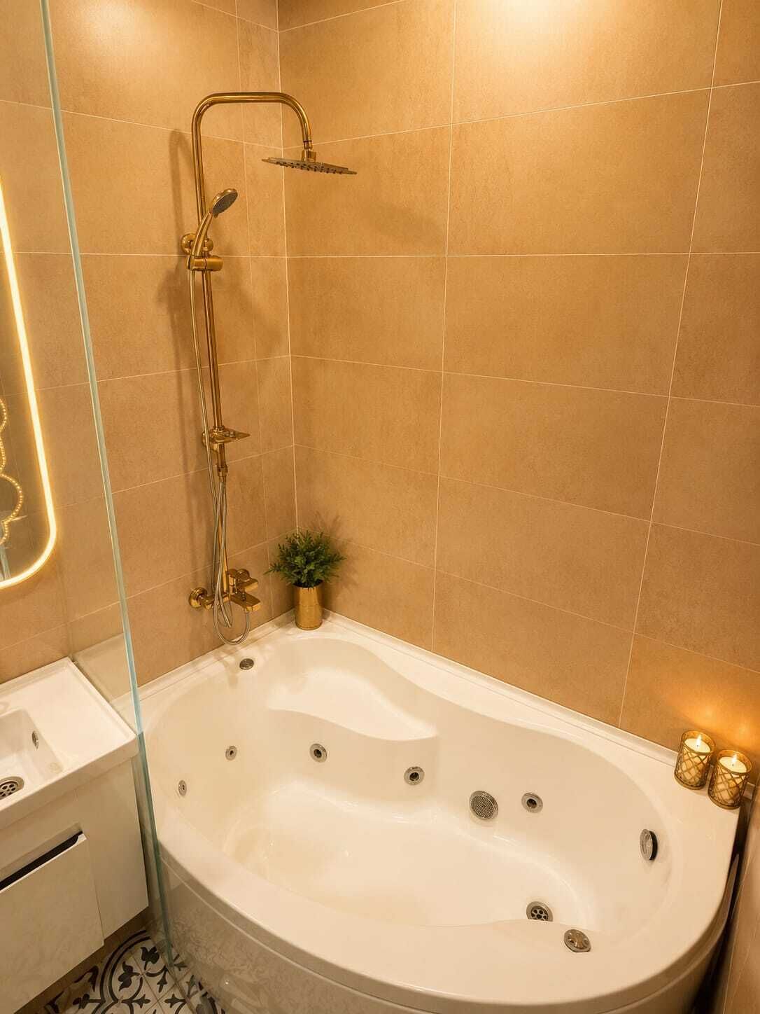 Deluxe-Dreibettzimmer | Badezimmer | Duschwanne, Whirlpool, Regendusche, Haartrockner