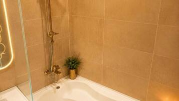 Deluxe-Dreibettzimmer | Badezimmer | Duschwanne, Whirlpool, Regendusche, Haartrockner