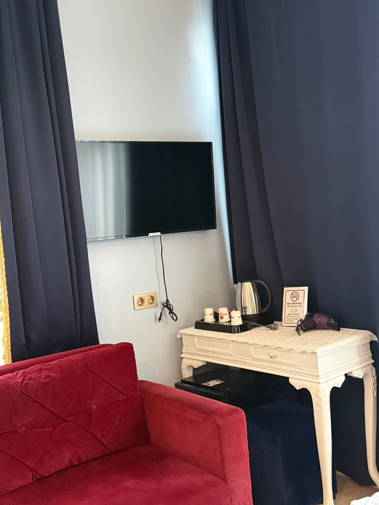 أغطية فراش متميزة وأسرّة سليكت كومفورت ومكتب وتجهيزات عازلة للصوت