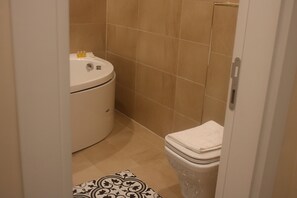 أغطية فراش متميزة وأسرّة سليكت كومفورت ومكتب وتجهيزات عازلة للصوت