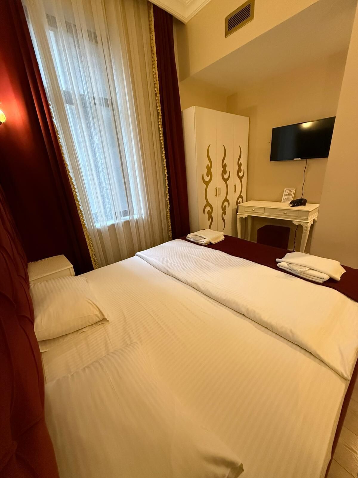 أغطية فراش متميزة وأسرّة سليكت كومفورت ومكتب وتجهيزات عازلة للصوت