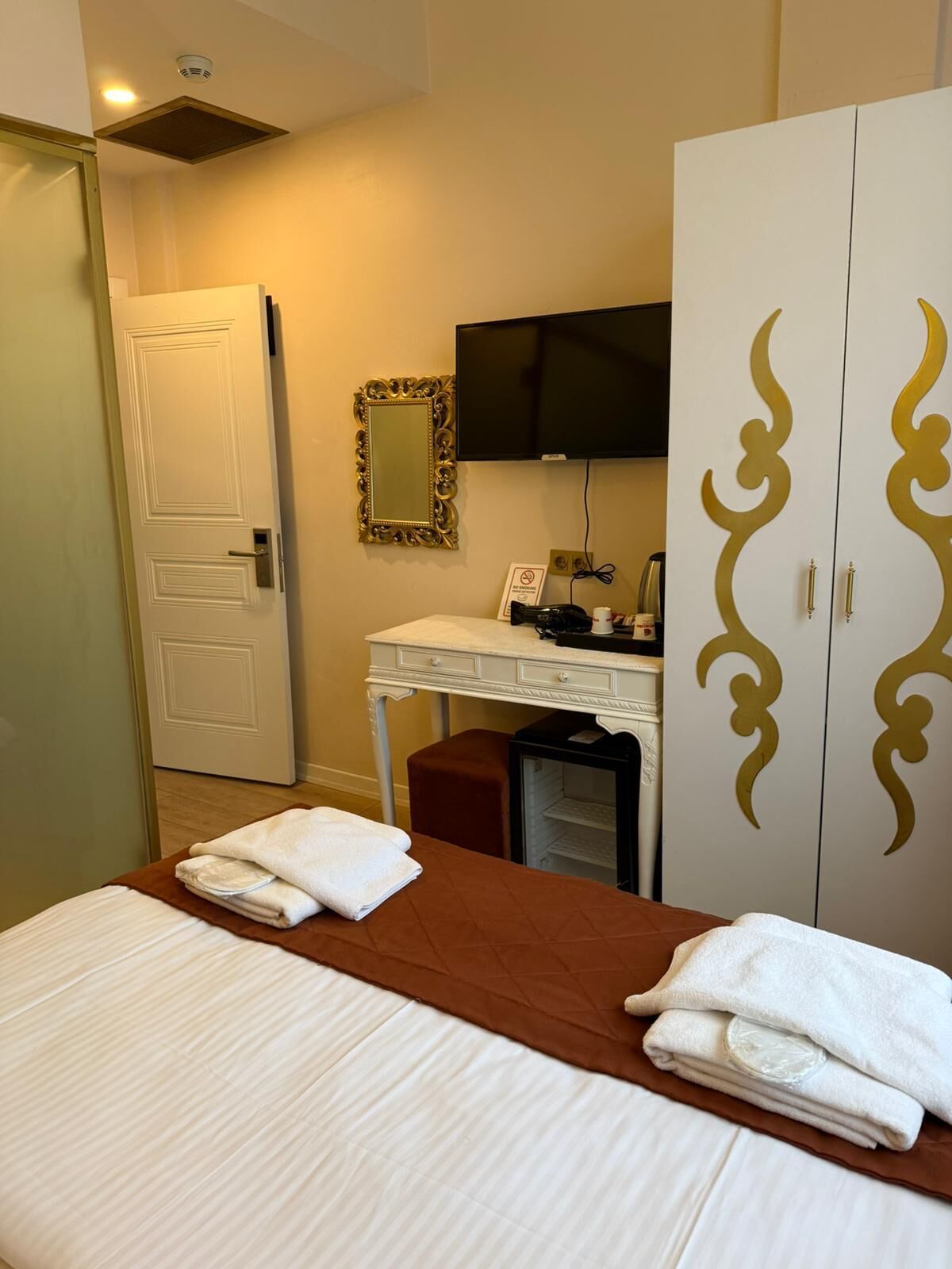 أغطية فراش متميزة وأسرّة سليكت كومفورت ومكتب وتجهيزات عازلة للصوت