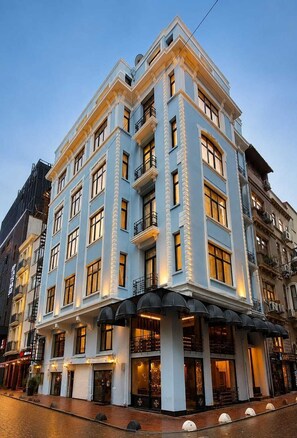 Exterior - Boss To Taksim (Istanbul)