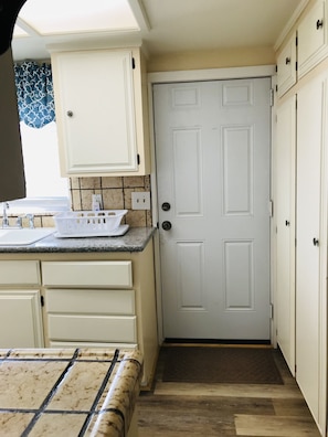 Private kitchen - Cozy ski retreat in the woods  (Lake Arrowhead)