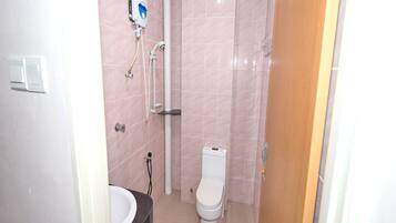 Superior Suite | Bathroom | Shower, bidet, towels, toilet paper